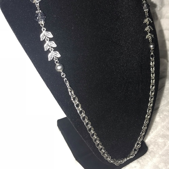 Jewelry - Silver-toned Flower Necklace